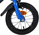 Vorderreifen eines blauen Fahrrads mit reflektierendem Element und schwarzem Reifen