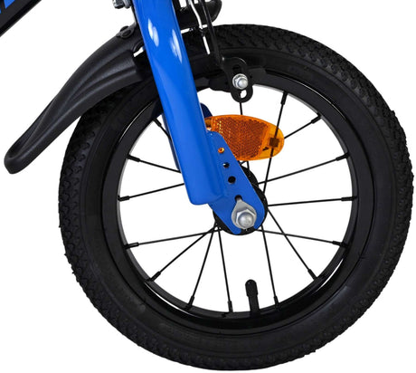 Vorderreifen eines blauen Fahrrads mit reflektierendem Element und schwarzem Reifen
