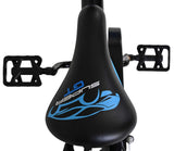 Schwarzer Fahrradsattel mit blauen Designelementen und Pedalen