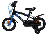 Schwarzes Kinderfahrrad mit blauen Akzenten und Stützrädern