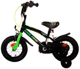 Schwarzes Kinderfahrrad mit grünen Akzenten und Stützrädern
