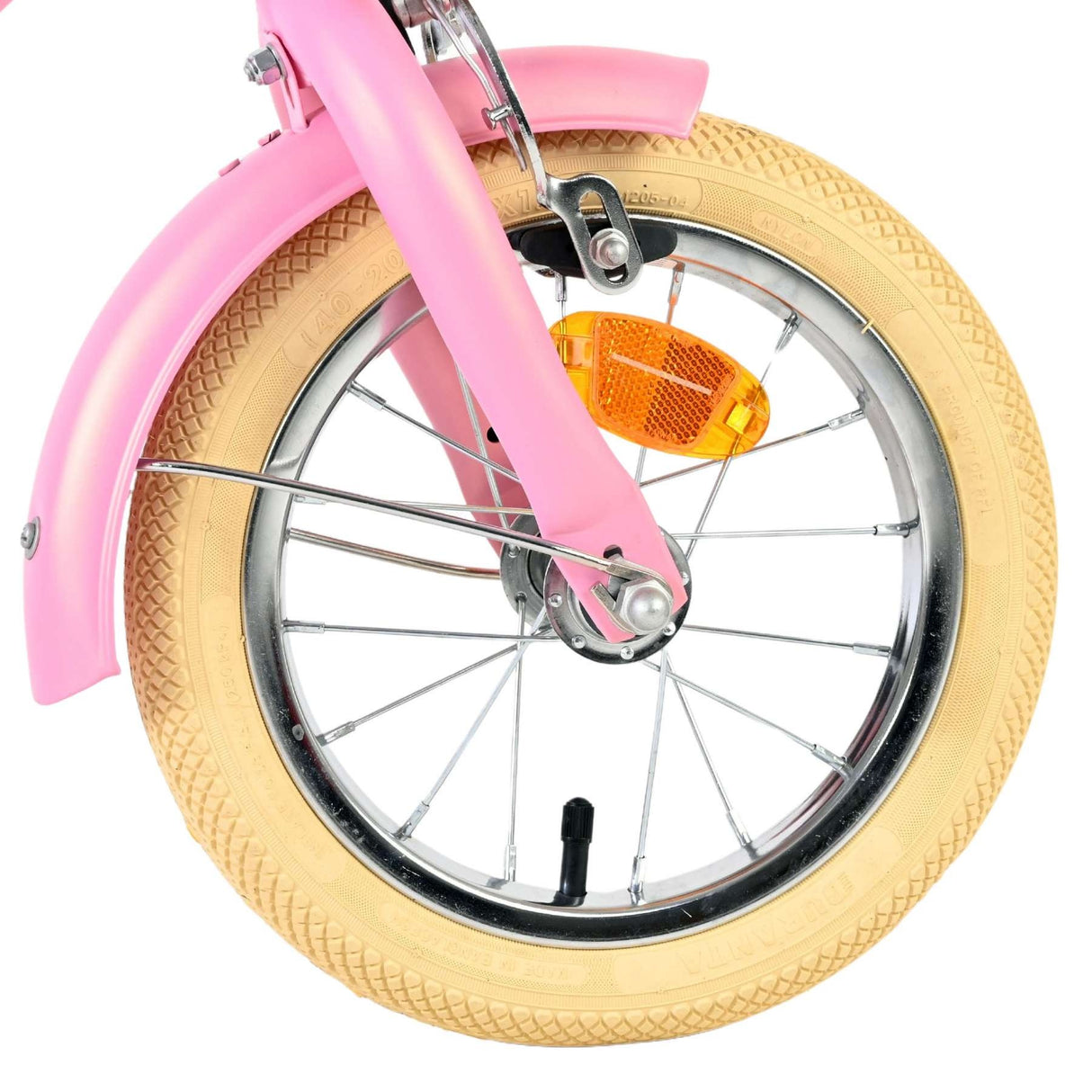 Vorderreifen eines pinken Fahrrads mit beigem Reifen und Reflektor