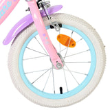 Vorderreifen eines Kinderfahrrads in Pink und Blau mit reflektierendem Element