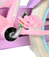 Rosa Fahrradpedal an einem pinken Kinderfahrrad mit weißen Reifen