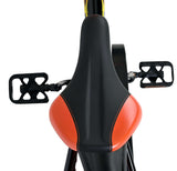 Schwarzer Fahrradsattel mit orangefarbenen Akzenten und Pedalen im Hintergrund
