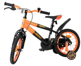 Schwarzes und oranges Kinderfahrrad mit Stützrädern und sportlichem Design