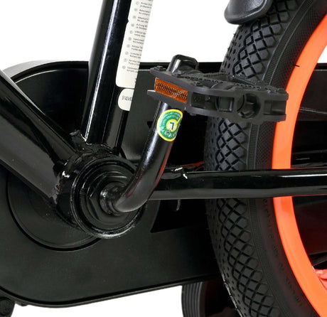 Schwarzes Fahrrad mit orangefarbenen Reifen und Pedaldetails
