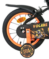 Hinterrad eines Fahrrads mit orangefarbenem Reifen und Schutzblech
