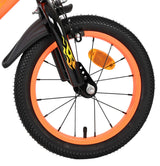 Vorderreifen eines Fahrrads mit orangefarbenem Felgenrand und Flammenmotiv