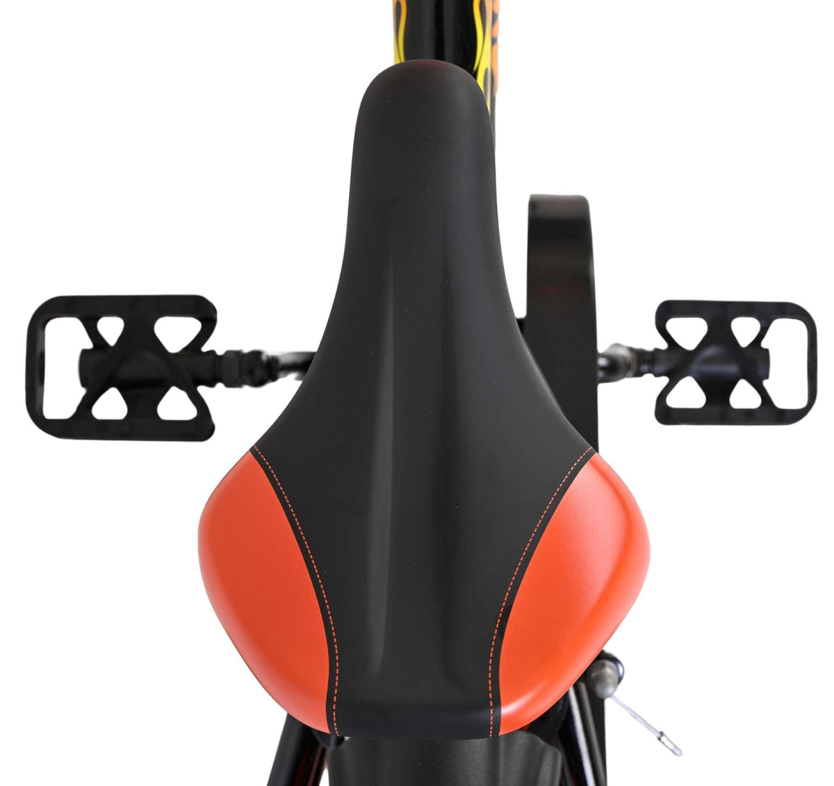 Schwarzer Fahrradsattel mit orangefarbenem Akzent und Pedalen im Hintergrund