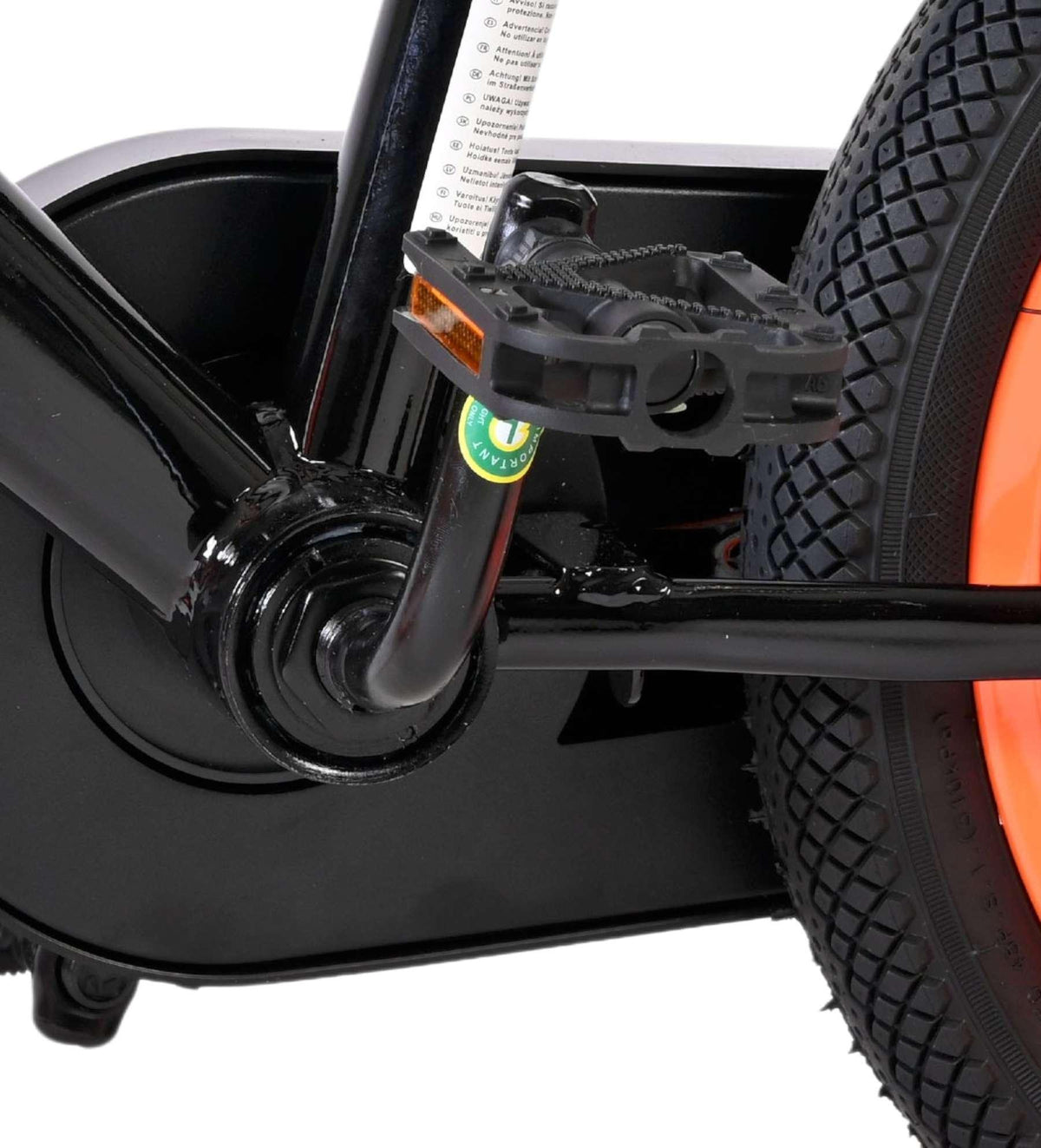 Schwarzes Fahrradpedal mit orangefarbenem Reifen und schwarzem Rahmen