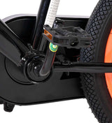 Schwarzes Fahrradpedal mit orangefarbenem Reifen und schwarzem Rahmen