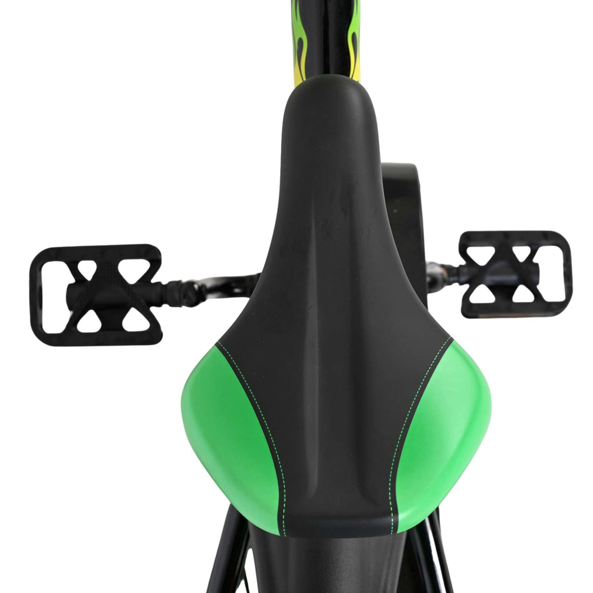 Schwarzer Fahrradsattel mit grünen Akzenten und Pedalen im Hintergrund