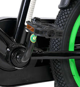 Schwarzes Fahrradpedal mit grünem Reifen und reflektierendem Element