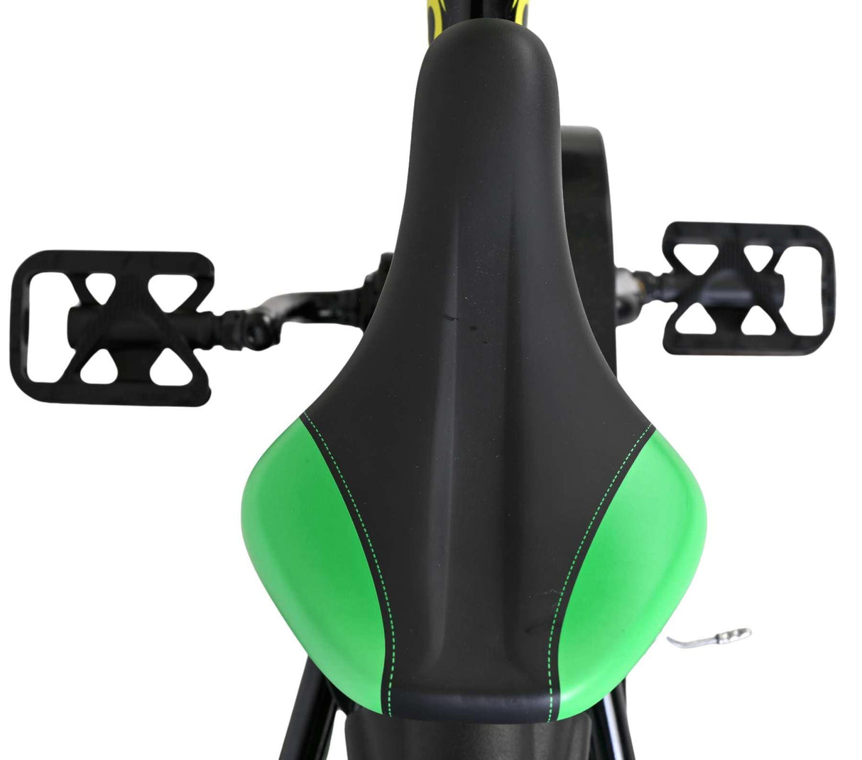 Schwarzer Fahrradsattel mit grünen Akzenten und Pedalen im Hintergrund