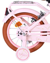 Rosa Fahrrad mit braunen Reifen und goldenen Akzenten am Rahmen