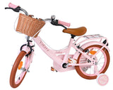 Rosa Kinderfahrrad mit Korb, braunen Details und stabiler Bauweise