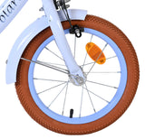 Vorderreifen eines Fahrrads mit braunem Reifen und blauer Felge