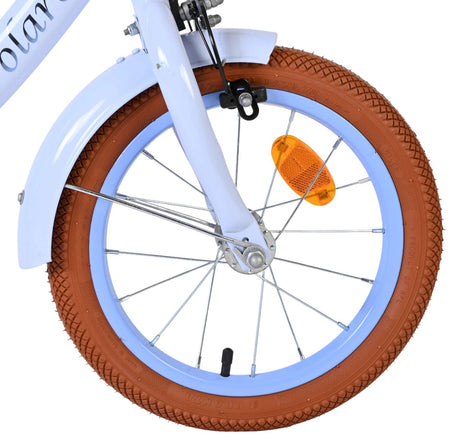 Vorderreifen eines Fahrrads mit braunem Reifen und blauer Felge