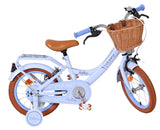 Blaues Kinderfahrrad mit Korb und braunem Sattel