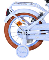 Hinterrad eines Fahrrads mit braunem Reifen und blauer Felge