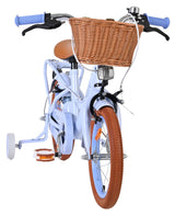Blaues Kinderfahrrad mit Korb, braunen Reifen und Stützrädern