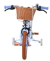 Weißes Kinderfahrrad mit Korb und braunen Reifen von vorne betrachtet