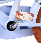 Blaue Fahrradpedale mit rutschfester Oberfläche und braunen Akzenten