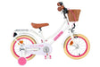 Weißes Kinderfahrrad mit pinken Akzenten und Korb vorne
