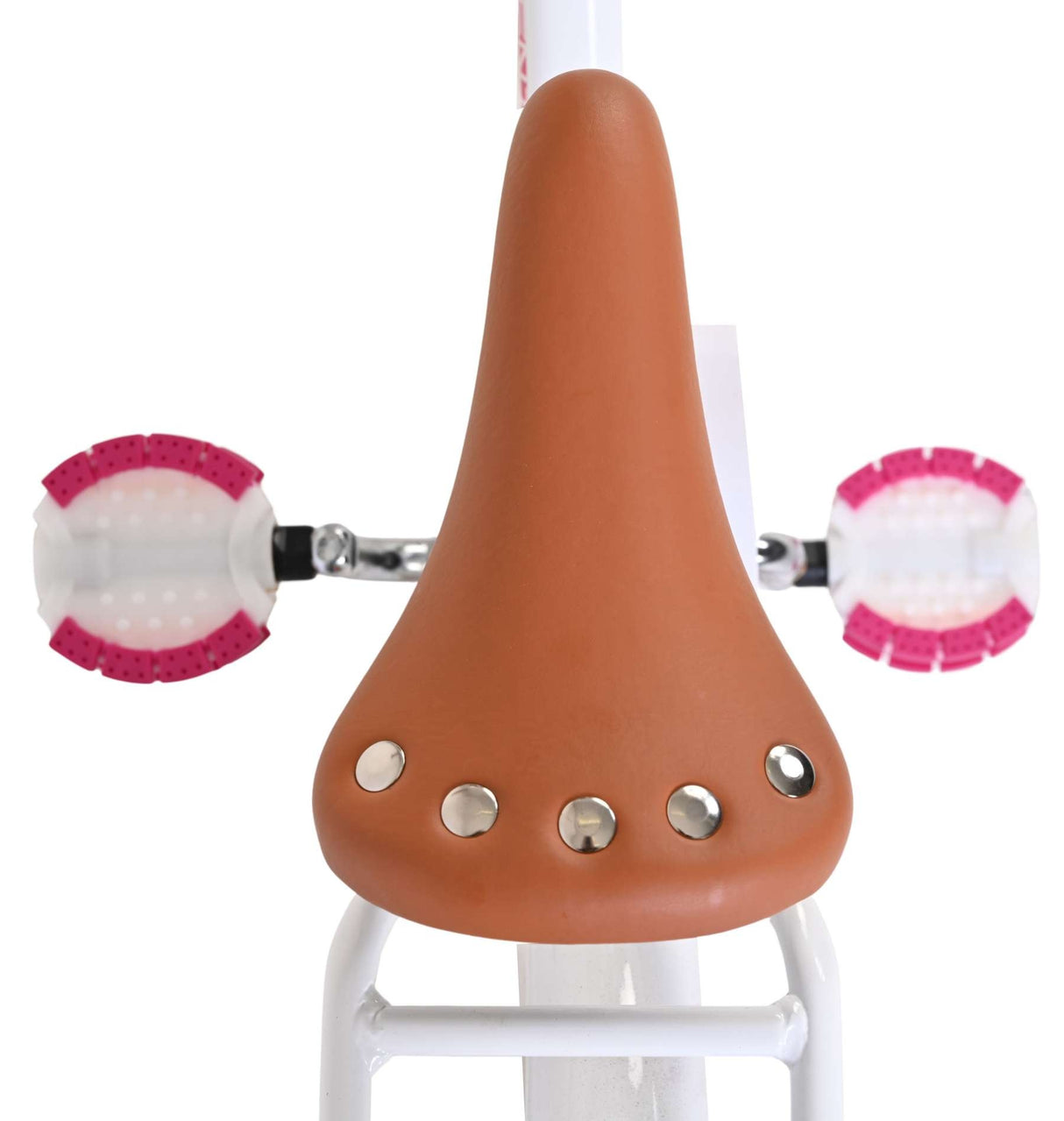 Braunes Fahrradsattel mit Metallnieten und pinken Pedalen