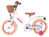 Weißes Kinderfahrrad mit Korb, braunem Sattel und pinken Reifen