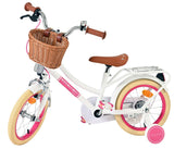 Weißes Kinderfahrrad mit Korb, braunen Griffen und pinken Reifen