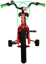 Rotes Kinderfahrrad mit grünen Griffen und Stützrädern von hinten sichtbar