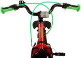 Roter Fahrradlenker mit grünen Griffen und Bremskabeln