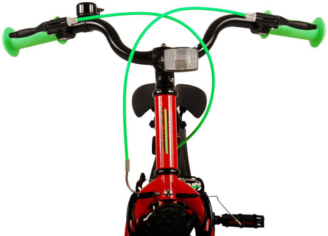 Roter Fahrradlenker mit grünen Griffen und Bremskabeln