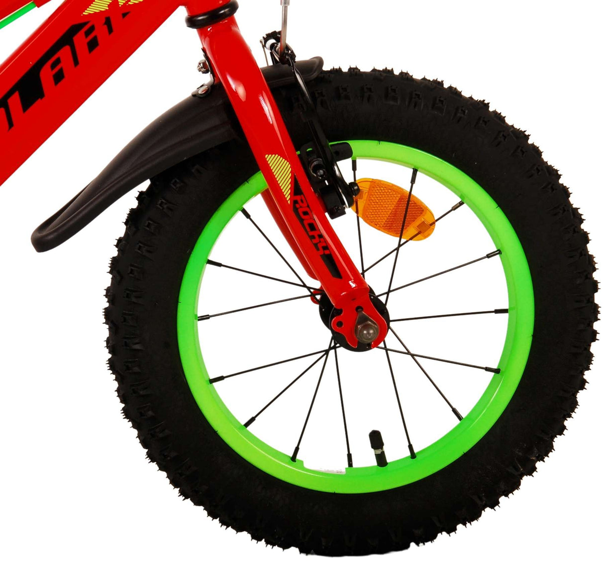 Rotes Fahrrad mit grünem Reifen und dicken, profilierten Gummireifen