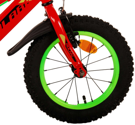 Rotes Fahrrad mit grünem Reifen und dicken, profilierten Gummireifen