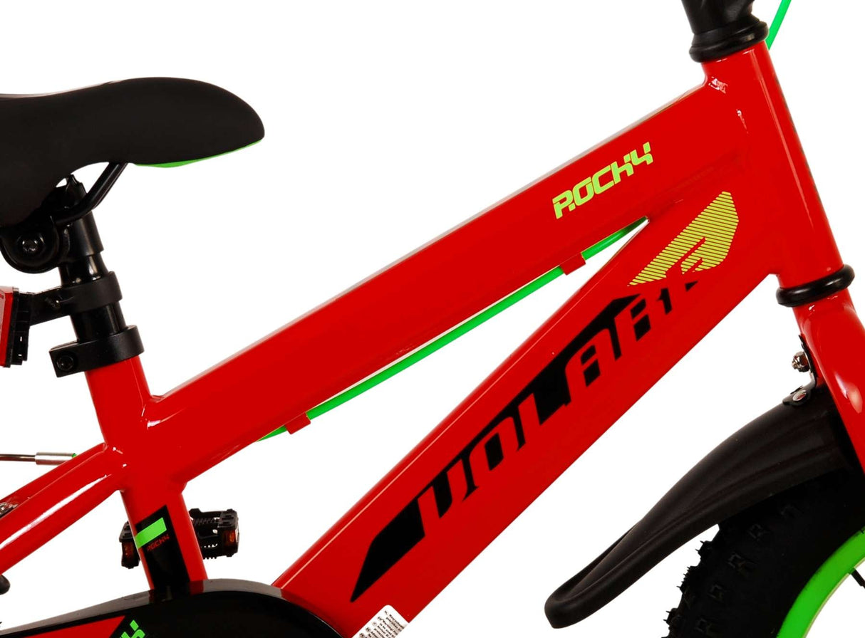 Rotes Kinderfahrrad mit grünen Akzenten und robustem Rahmen