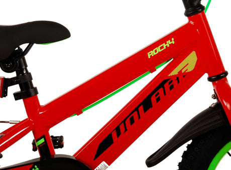 Rotes Kinderfahrrad mit grünen Akzenten und robustem Rahmen