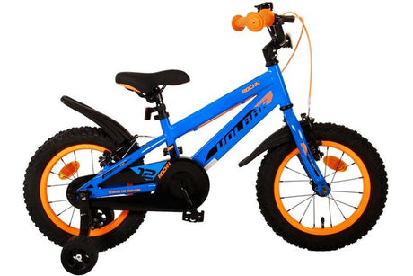 Blaues Kinderfahrrad mit orangefarbenen Akzenten und Stützrädern