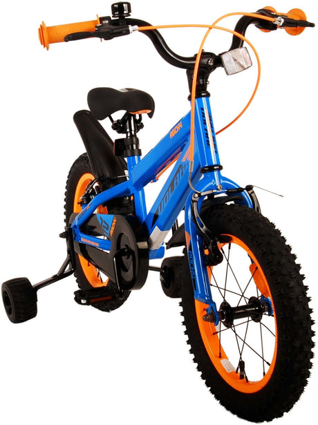 Blaues Kinderfahrrad mit orangefarbenen Akzenten und Stützrädern