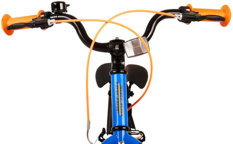 Blaue Fahrradlenker mit orangefarbenen Griffen und Reflektor