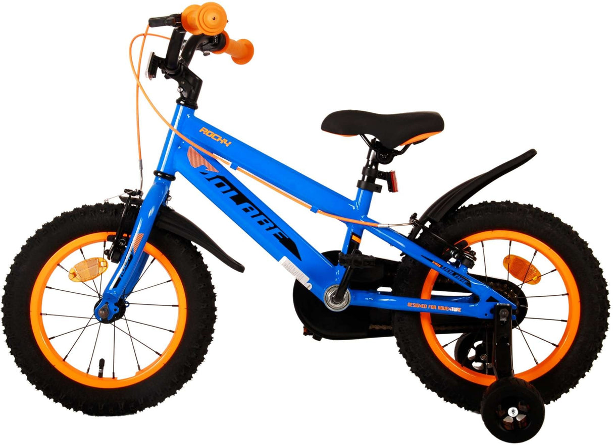 Blaues Kinderfahrrad mit orangefarbenen Reifen und Stützrädern