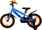 Blaues Kinderfahrrad mit orangefarbenen Reifen und Stützrädern