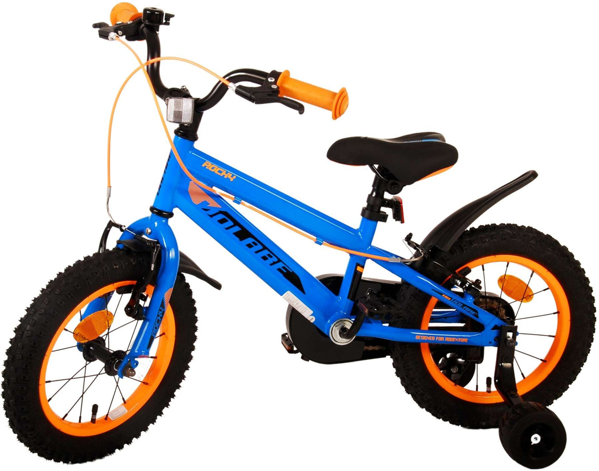 Blauer Kinderfahrrad mit orangefarbenen Akzenten und Stützrädern