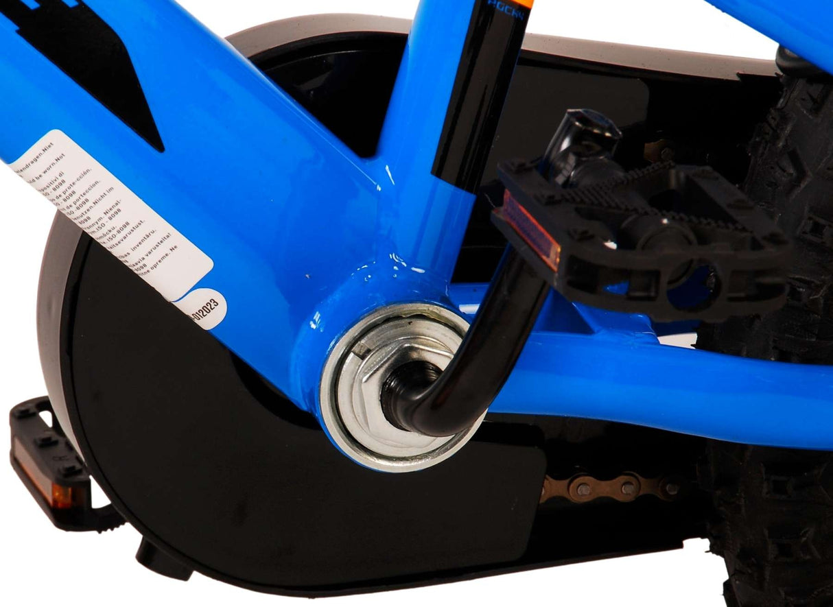 Blaues Fahrrad mit sichtbarem Tretlager und Pedalaufnahme