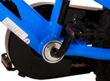Blaues Fahrrad mit sichtbarem Tretlager und Pedalaufnahme