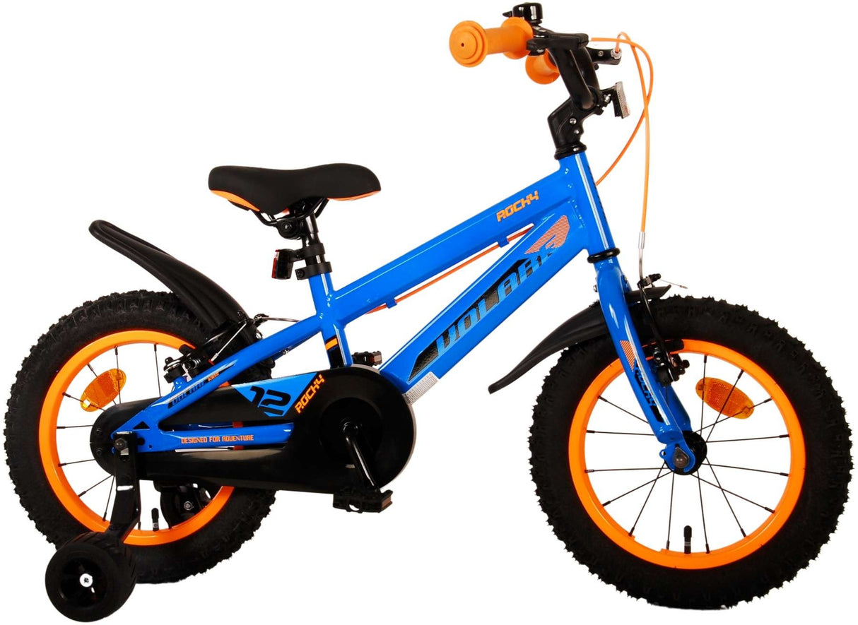 Blaues Kinderfahrrad mit orangefarbenen Akzenten und stabilen Reifen