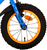 Blaues Fahrrad mit dicken, orangefarbenen Reifen und reflektierenden Elementen