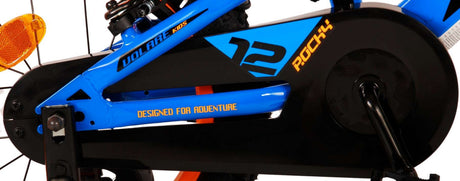 Blaues Fahrrad mit schwarzem Kettenkasten und orangefarbenen Akzenten